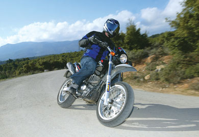 Ιταλικό supermoto με ιαπωνική καρδιά Ιταλικό supermoto με ιαπωνική καρδιά