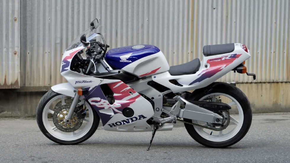 Τετρακύλινδρη, με gear-driven εκκεντροφόρους, και κόκκινο στις 18.000 στροφές, έγινε κάτι παραπάνω από sport bike.