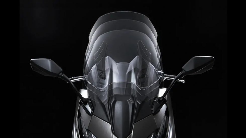 Στον στάνταρ εξοπλισμό του Kymco AK 550 Premium περιλαμβάνεται ηλεκτρικός ανεμοθώρακας
