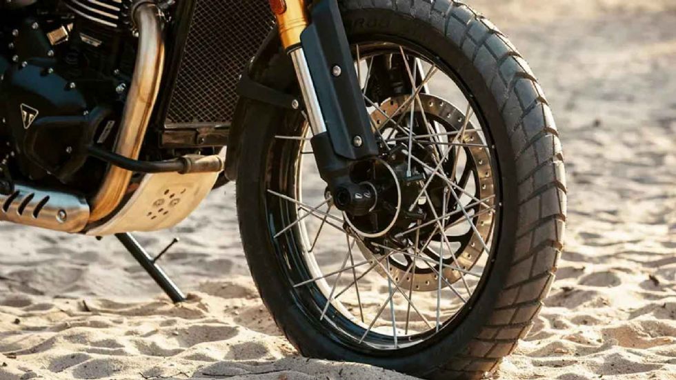 Επιπλέον, βλέπουμε ποδιά για την προστασία του κινητήρα
