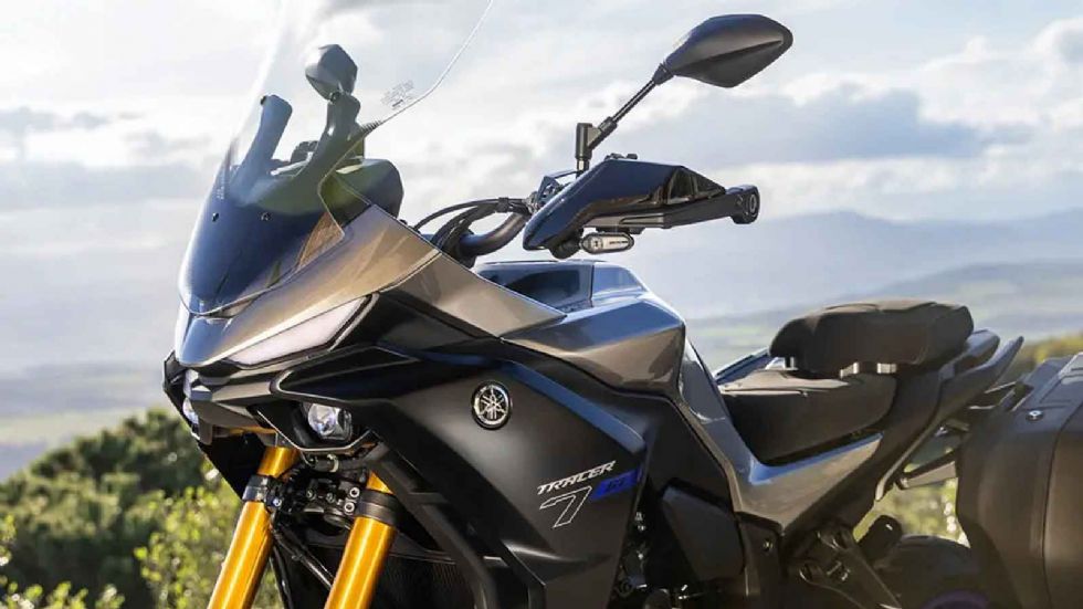 το GT διαθέτει ψηλότερη ζελατίνα (+90 mm), ρυθμιζόμενη κατά 60 mm και θερμαινόμενες χειρολαβές τριών σταδίων