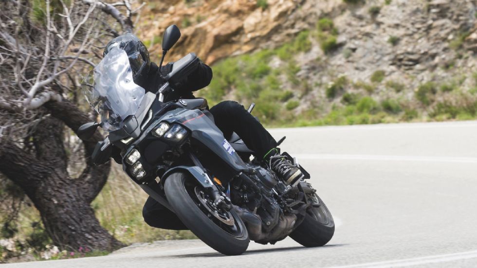 Η άριστη κατανομή βάρους σε κάνει να απορείς αν όντως οδηγείς 900αρι ή κάτι μικρότερης κατηγορίας καθώς μετατρέπει τους ελιγμούς σε παιχνίδι.