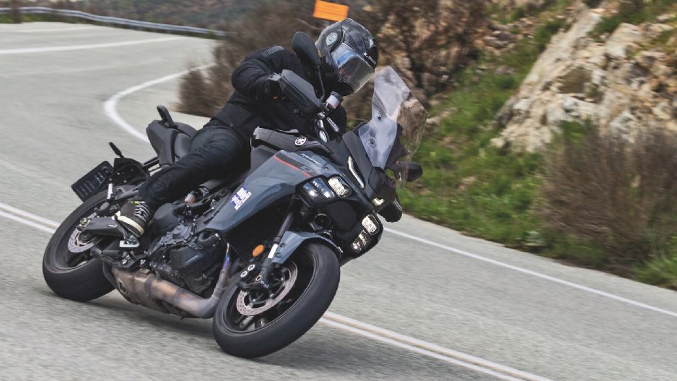Το εμπρός μέρος της μοτοσυκλέτας φαίνεται πλέον πιο γεμάτο και δίνει στο Tracer μια πιο δυναμική και μοντέρνα εμφάνιση.