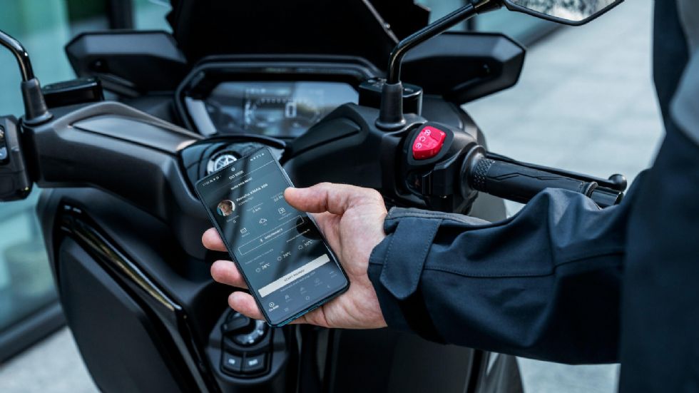 Σύστημα πλοήγησης Garmin, θερμαινόμενα γκριπ και σέλα στην έκδοση Tech MAX+.