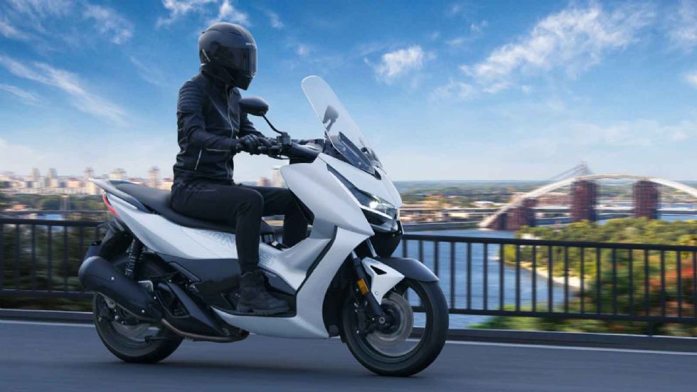 Το Zontes D350 εξοπλίζεται με τετράχρονο, υγρόψυκτο μονοκύλινδρο κινητήρα 349 κυβικών εκατοστών