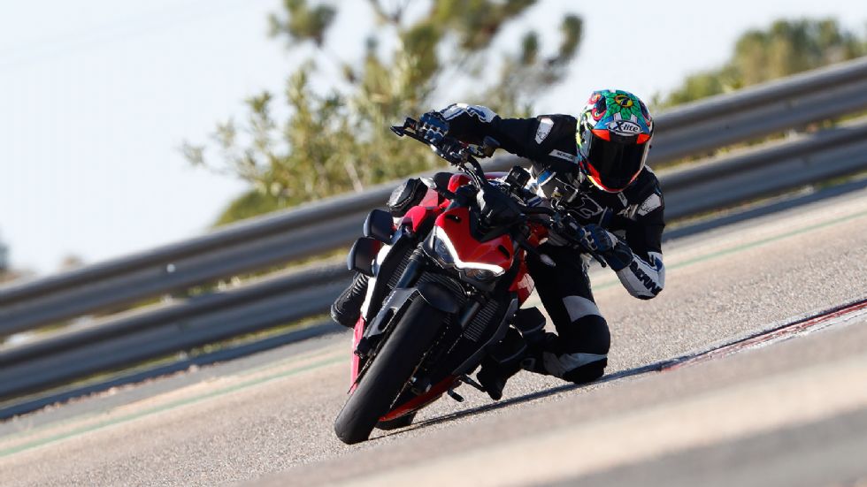 Οδηγούμε Ducati Streetfighter V2 - 1000αρι, V2 και σπορ μέχρι το κόκκαλο!
