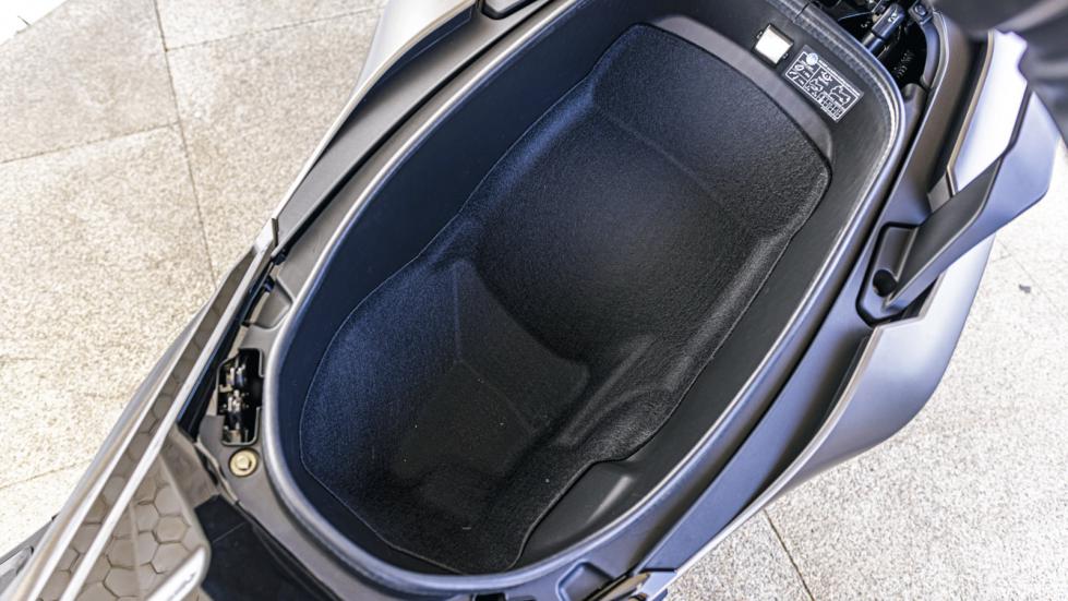 KYMCO AK 550 Premium: Scooter με πτυχές μοτοσυκλέτας, το μόνο με Cornering ABS