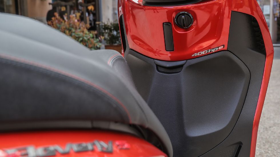 O διακόπτης του keyless συστήματος αντικαθιστά τον παραδοσιακό με κλειδί. Πάνω από το ντουλαπάκι, διακρίνεται αναδιπλωμένος ο γάντζος. 