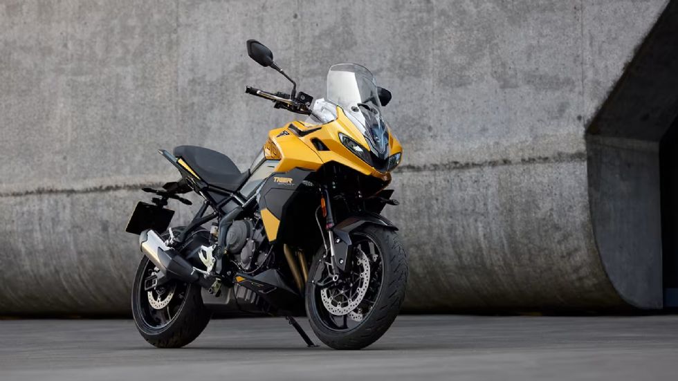 Η Triumph Tiger Sport 800 είναι εξοπλισμένη με  3-κύλινδρο εν σειρά κινητήρα με απόδοση 115 ίππους 83Νm ροπής 